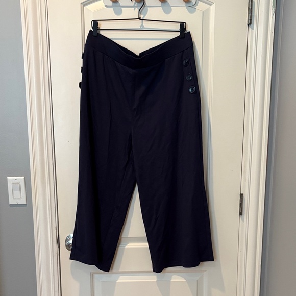 Women's Navy Capris - Picture 1 of 2